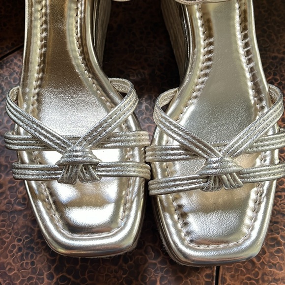 VINCE CAMUTO WEDGE SANDALS - Picture 6 of 9